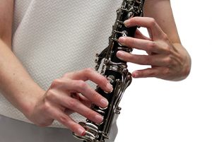how to hold your clarinet