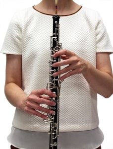 how to hold an oboe